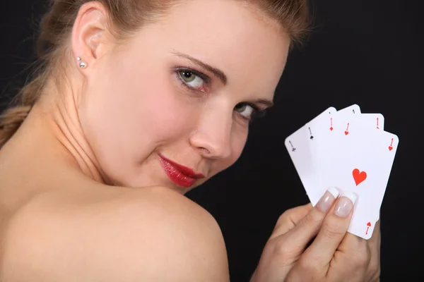 Mujer sosteniendo tarjetas — Foto de Stock