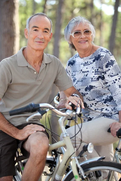 Äldre par på cykeltur — Stockfoto