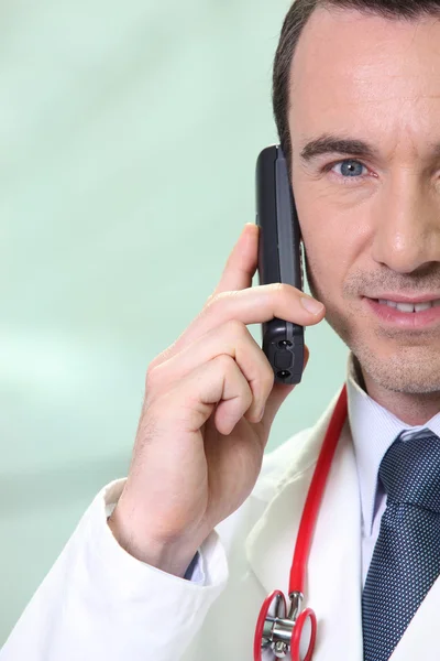 Mannelijke arts telefoongesprek maken — Stockfoto