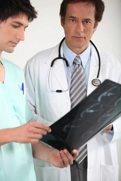 Ärzte diskutieren über Röntgenbilder — Stockfoto