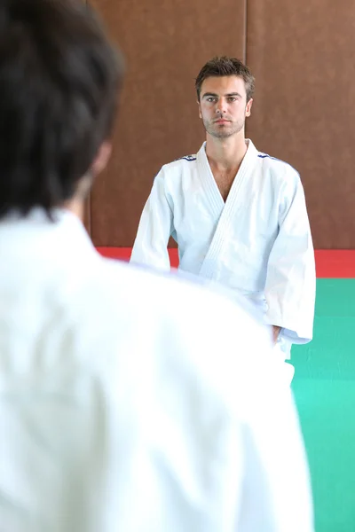 Två män på knä på en matta i judo — Stockfoto