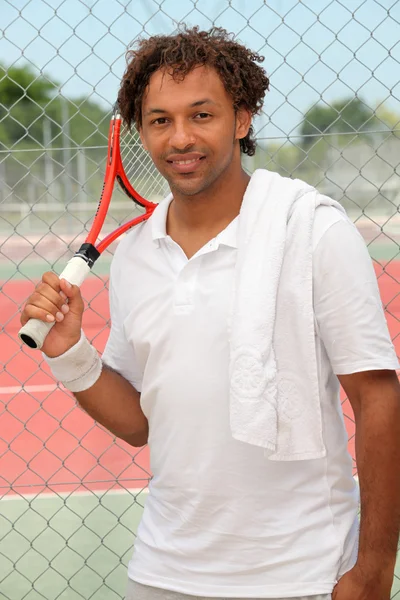 Jogador de ténis na quadra — Fotografia de Stock