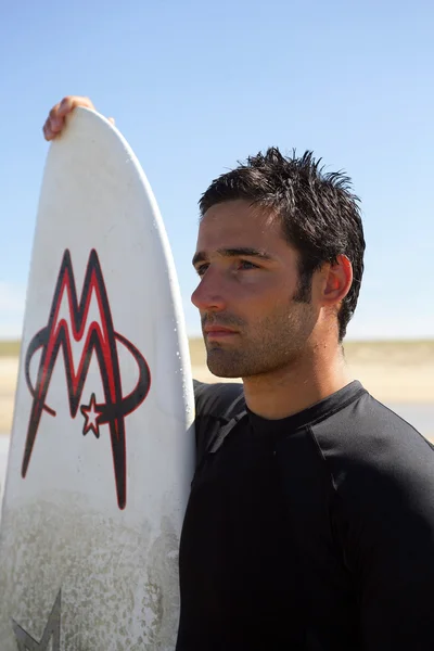 Homme avec une planche de surf — Photo