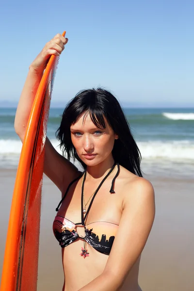 Junge Frau mit Surfbrett — Stockfoto