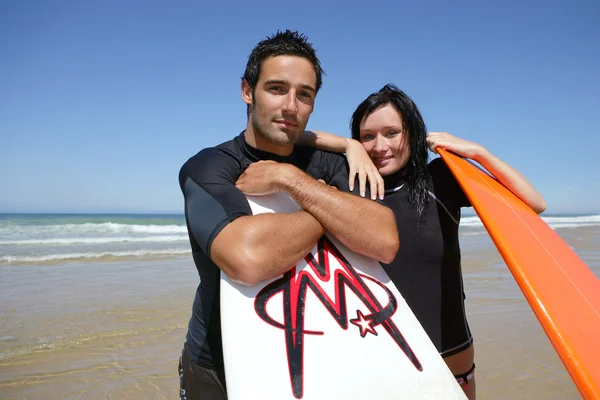 Casal com pranchas de surf — Fotografia de Stock