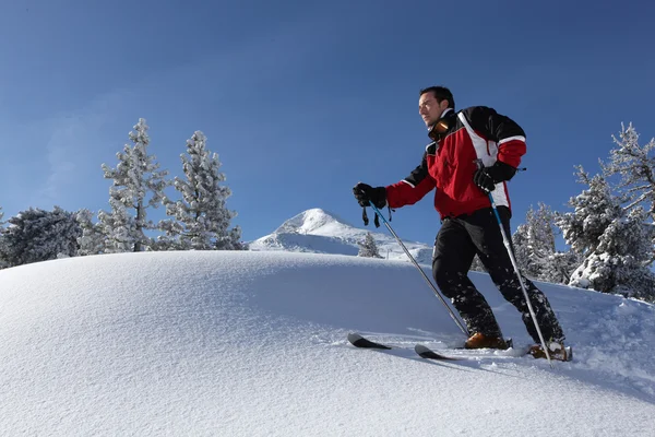一名男子在白雪皑皑的国家滑雪 — 图库照片
