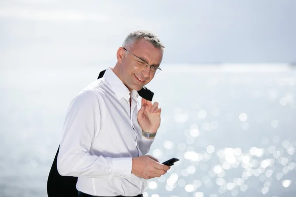 Бизнесмен в отпуске разговаривает по мобильному — стоковое фото