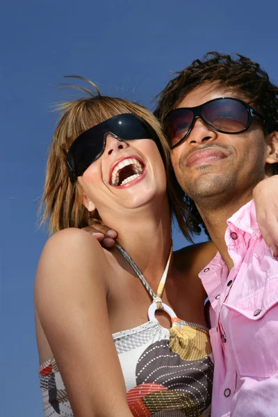 Paar lachen samen in de zon Rechtenvrije Stockfoto's