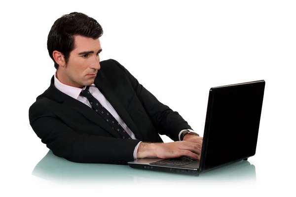 Muž psaní na jeho laptopu. Stock Snímky