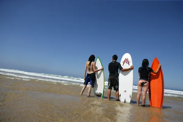 Freunde mit Surfbrettern — Stockfoto