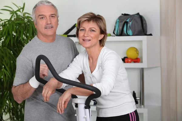 Couple training in home gym — Stock Photo, Image