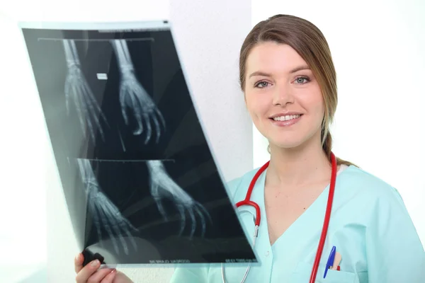 Krankenschwester lächelt mit Röntgenbild — Stockfoto