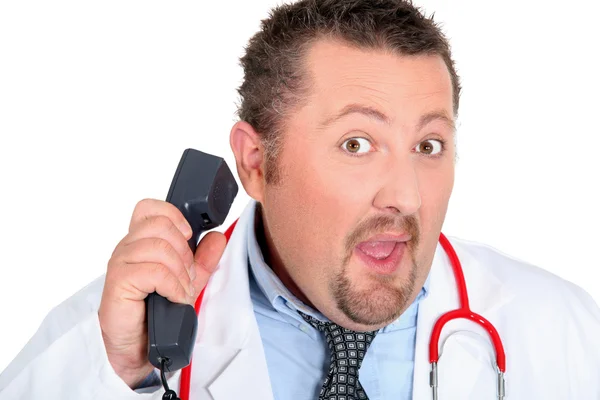 Lustiger Arzt mit Telefon — Stockfoto