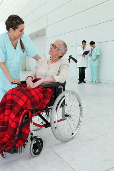 Frau im Rollstuhl betreut — Stockfoto