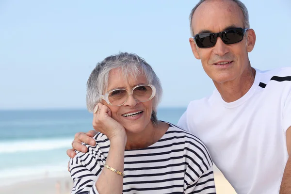 Bejaarde echtpaar aan de kust — Stockfoto