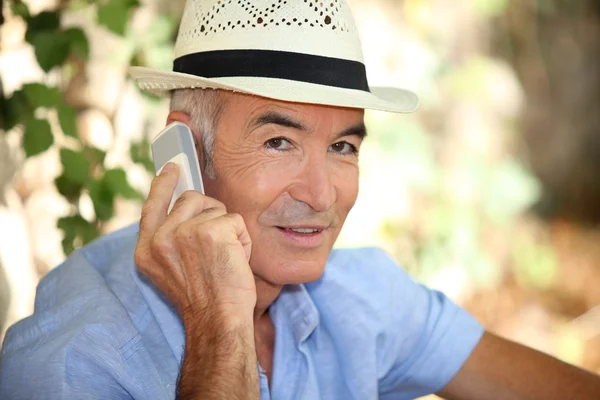 Oude man met telefoon — Stockfoto