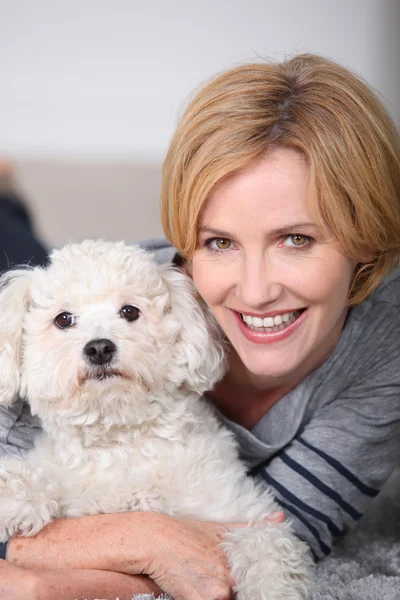 개를 안고 있는 여자 — 스톡 사진
