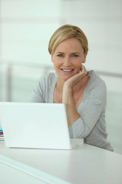 Mujer rubia delante de la computadora portátil —  Fotos de Stock