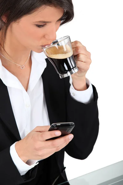 Mulher com telefone e café — Fotografia de Stock