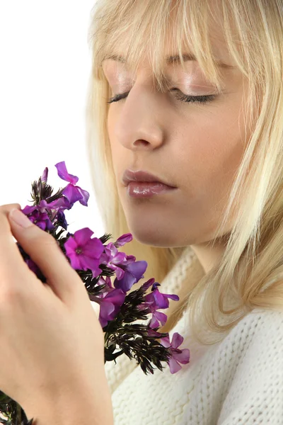 Κοντά shot της ξανθιά τα μάτια κλείνω μυρίζοντας μπουκέτο λουλούδια — Φωτογραφία Αρχείου
