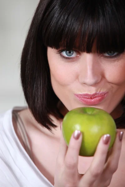 녹색 사과 함께 포즈를 취하는 여자 — 스톡 사진