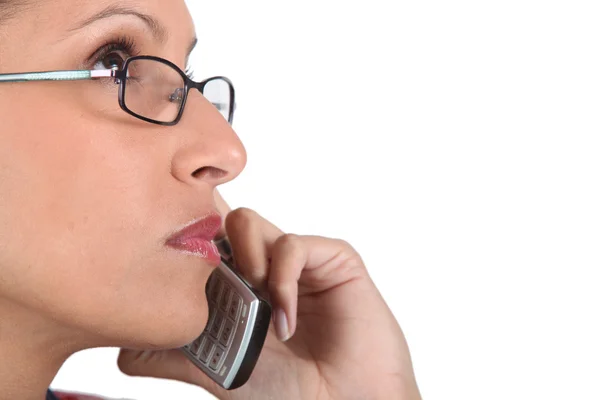 Kvinna som bär glasögon med telefon — Stockfoto