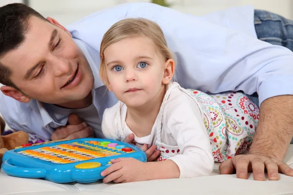 Otec a dcera hraje hru doma — Stock fotografie