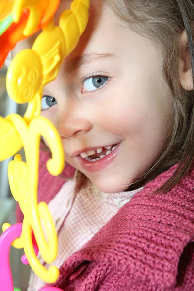 Портрет озорной маленькой девочки, позирующей с игрушкой — стоковое фото