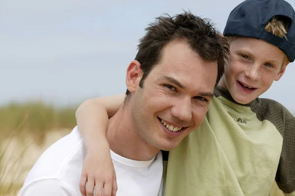 Vater und Sohn umarmen sich am Strand — Stockfoto
