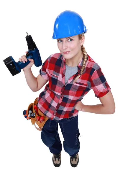 Женщина-строитель держит дрель . — стоковое фото