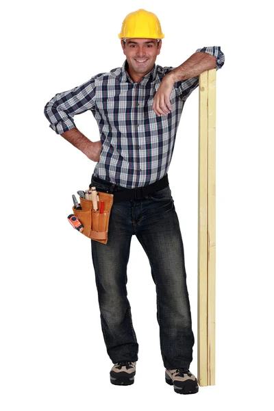 Retrato de um carpinteiro com madeira — Fotografia de Stock