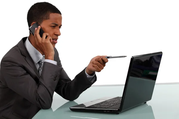 Biznesmen z telefonu i laptopa — Zdjęcie stockowe