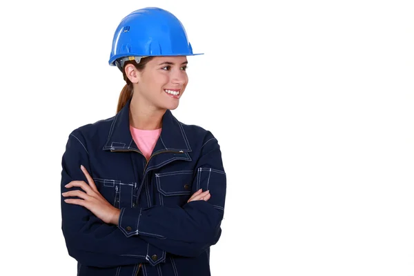 Женщина-строитель стояла со сложенными руками — стоковое фото