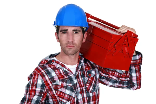 Trabajador que lleva una caja de herramientas — Foto de Stock