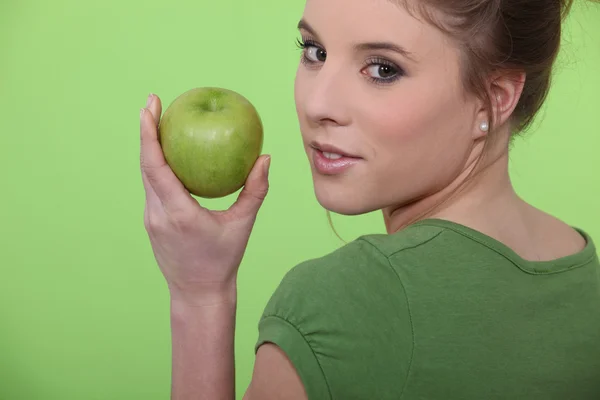 Kadın elma yiyor. — Stok fotoğraf