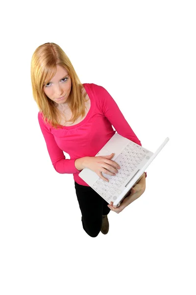 Vista dall'alto della ragazza bionda utilizzando il computer portatile — Foto Stock