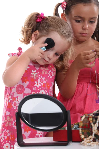 Kleine meisjes spelen met mummy's make-up en sieraden — Stockfoto
