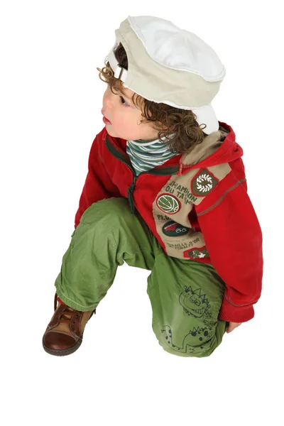 Malý chlapec s kudrnatými vlasy a čepici — Stock fotografie