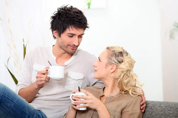 Pareja tomando una taza de café juntos en la mañana — Foto de Stock