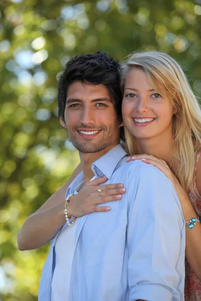 Retrato de um jovem casal — Fotografia de Stock