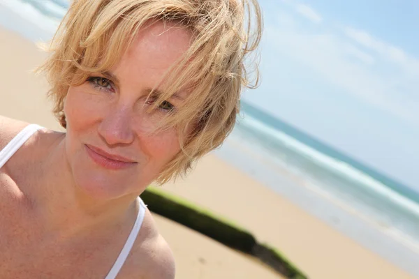 Mujer rubia en la playa — Foto de Stock