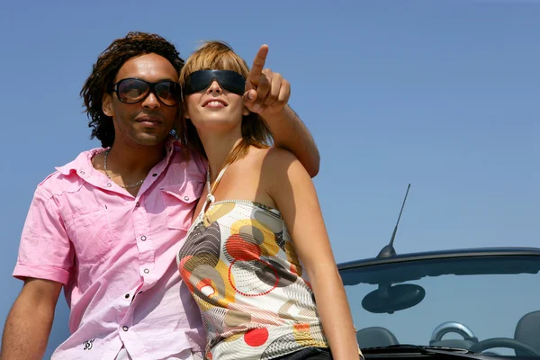 Paar stond met de auto proberen te vinden van bestemming — Stockfoto