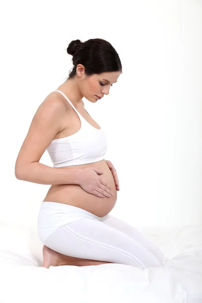 Mujer embarazada tocando el vientre — Foto de Stock