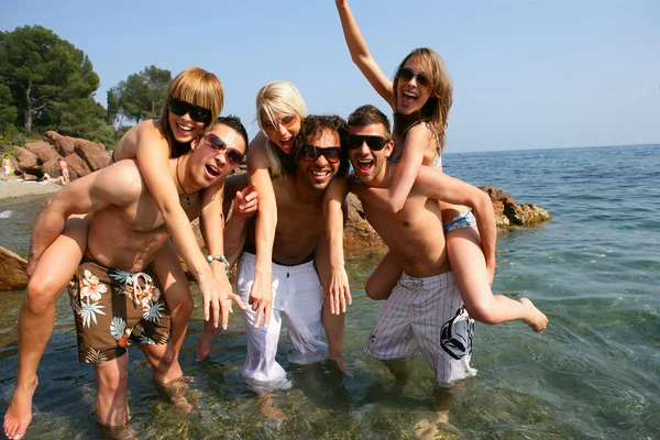 Jóvenes divertirse en la playa — Foto de Stock