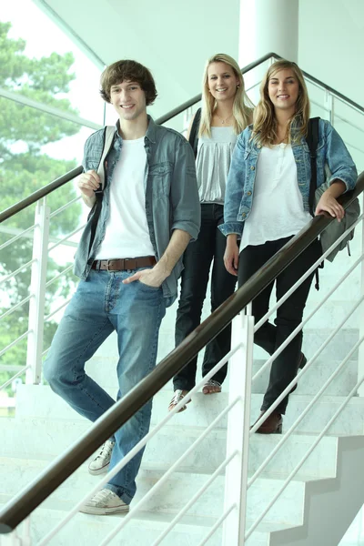 Tres adolescentes bajando escaleras — Foto de Stock
