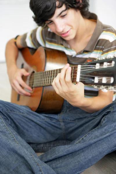Adolescente con chitarra classica — Foto Stock