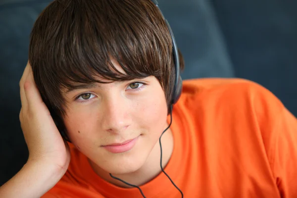 Teenager listening to music on headphones — Stock Photo, Image