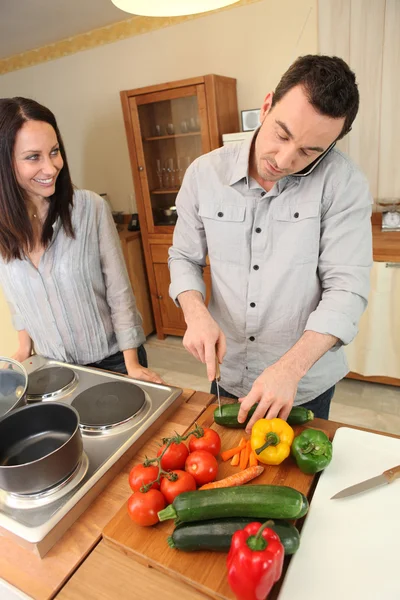 Молода пара, приготування їжі — стокове фото