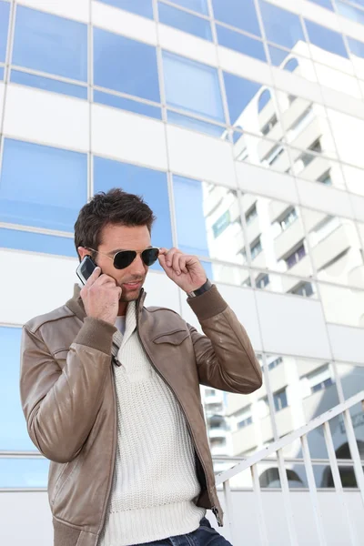 Young man using a cellphone in the city — Stock Photo, Image