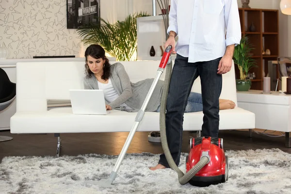 Man using a vacuum cleaner — Stock Photo, Image